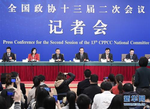 　3月6日，全国政协十三届二次会议新闻中心举行记者会，邀请全国政协委员刘世锦、南存辉、叶青、周鸿祎、周群飞谈优化营商环境、促进民营经济高质量发展。