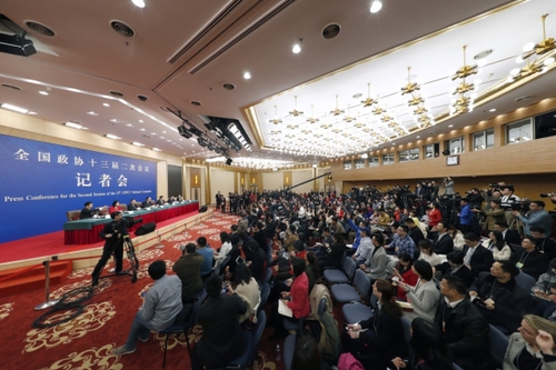 3月6日，全国政协十三届二次会议新闻中心举行记者会，邀请全国政协委员刘世锦、南存辉、叶青、周鸿祎、周群飞谈优化营商环境、促进民营经济高质量发展。