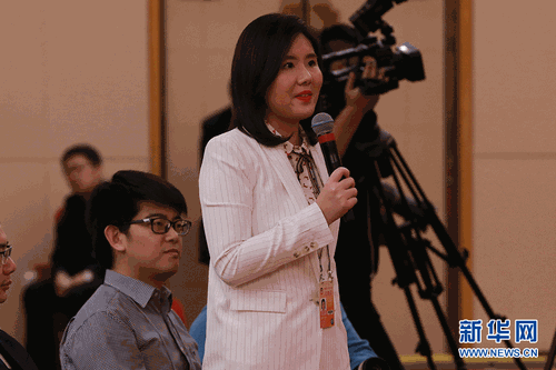 图为广东广播电视台记者提问。新华网 中国政府网 马娟 摄