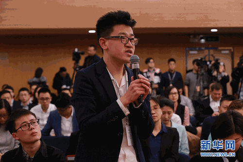 图为人民日报记者提问。新华网 中国政府网 马娟 摄