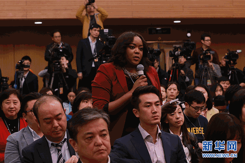 图为中国国际电视台记者提问。新华网 中国政府网 马娟 摄