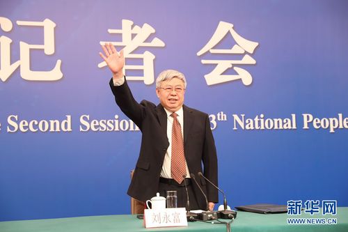 图为刘永富向记者们挥手示意。新华网 陈杰 摄