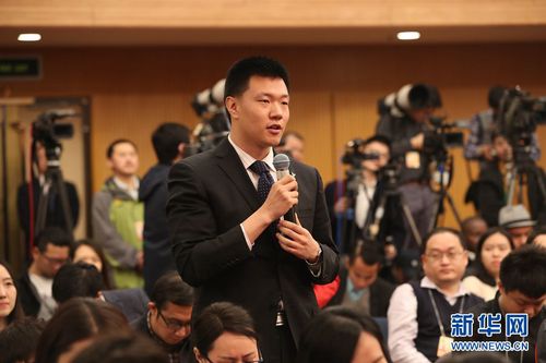 图为中央广播电视总台央视记者提问。新华网 陈杰 摄