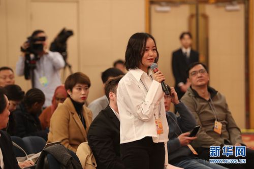 图为河南报业全媒体大河报记者提问。新华网 陈杰 摄