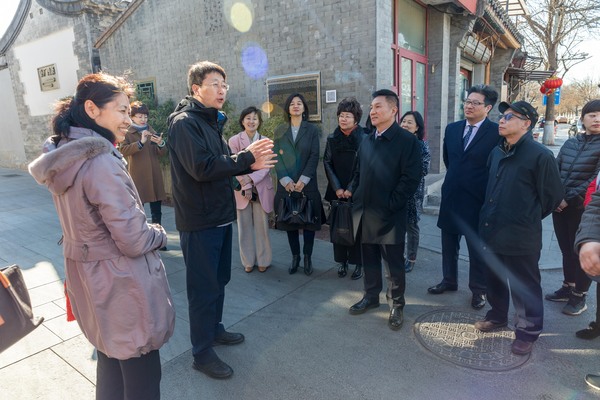 图一：前门街道工委书记李卫华带领政协委员们重温习近平总书记春节前到草厂社区慰问基层干部群众时的情景