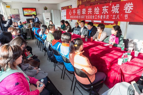 图四：政协委员与社区基层妇女工作者进行亲切座谈