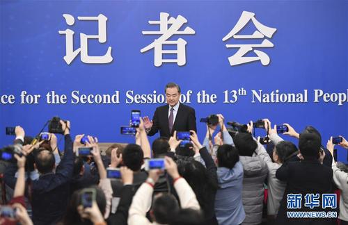 3月8日，十三届全国人大二次会议新闻中心举行记者会，邀请国务委员兼外交部长王毅就中国外交政策和对外关系相关问题回答中外记者提问。 新华社记者陈晔华摄