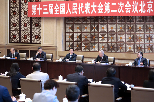 3月8日，中共中央政治局常委、国务院副总理韩正参加十三届全国人大二次会议北京代表团的审议。新华社记者 刘彬 摄