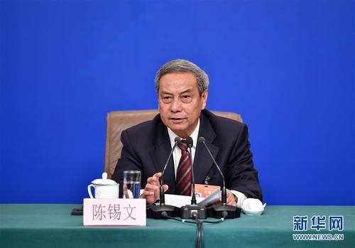 这是陈锡文在回答记者提问。 新华社记者 李然 摄