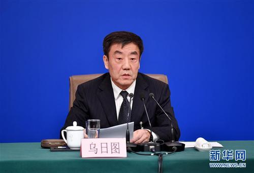 这是乌日图在回答记者提问。 新华社记者 李然 摄