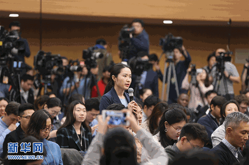 图为中央广播电视总台央视记者提问。新华网 中国政府网 刘厦 摄