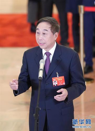 　　3月9日，全国政协十三届二次会议在北京人民大会堂举行第二次全体会议。这是全国政协委员冯巩在“委员通道”接受采访。 新华社记者 陈晔华 摄