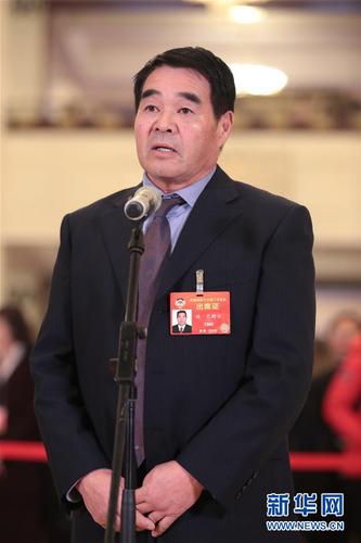 　　3月9日，全国政协十三届二次会议在北京人民大会堂举行第二次全体会议。这是全国政协委员廷·巴特尔在“委员通道”接受采访。 新华社记者 才扬 摄