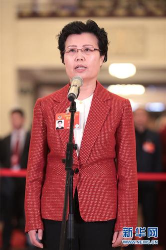 　　3月9日，全国政协十三届二次会议在北京人民大会堂举行第二次全体会议。这是全国政协委员王艳霞在“委员通道”接受采访。 新华社记者 才扬 摄