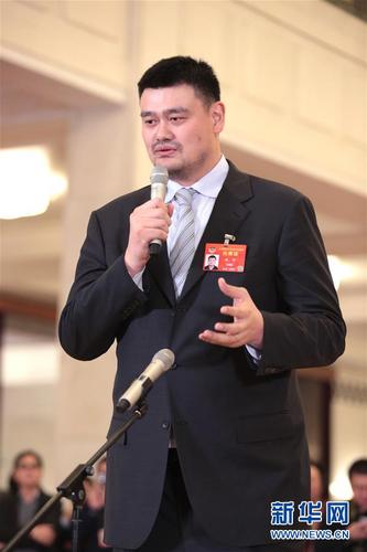 　　3月9日，全国政协十三届二次会议在北京人民大会堂举行第二次全体会议。这是全国政协委员姚明在“委员通道”接受采访。 新华社记者 才扬 摄