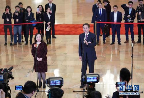 3月9日，全国政协十三届二次会议在北京人民大会堂举行第二次全体会议。这是全国政协委员刘月宁（前左）、冯巩（前右）在“委员通道”接受采访。 新华社记者 陈晔华 摄