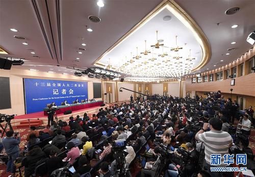 　　3月9日，十三届全国人大二次会议新闻中心举行记者会，邀请商务部部长钟山、副部长兼国际贸易谈判副代表王受文、副部长钱克明就“促进形成强大国内市场 推动全方位对外开放”相关问题回答中外记者的提问。 新华社记者 王鹏 摄