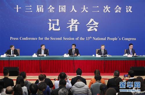 　3月9日，十三届全国人大二次会议新闻中心举行记者会，邀请商务部部长钟山、副部长兼国际贸易谈判副代表王受文、副部长钱克明就“促进形成强大国内市场 推动全方位对外开放”相关问题回答中外记者的提问。 新华社记者 沈伯韩 摄