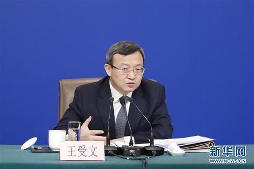 3月9日，十三届全国人大二次会议新闻中心举行记者会，邀请商务部部长钟山、副部长兼国际贸易谈判副代表王受文、副部长钱克明就“促进形成强大国内市场 推动全方位对外开放”相关问题回答中外记者的提问。这是王受文在回答记者提问。 新华社记者 沈伯韩 摄