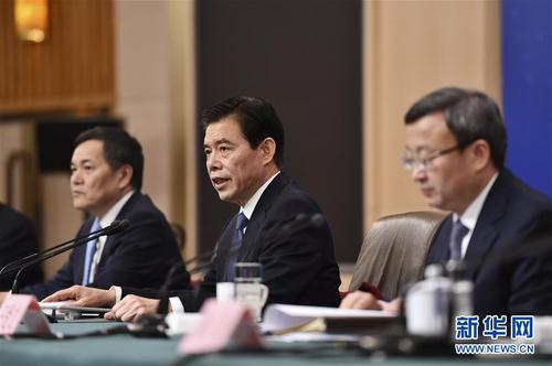 3月9日，十三届全国人大二次会议新闻中心举行记者会，邀请商务部部长钟山、副部长兼国际贸易谈判副代表王受文、副部长钱克明就“促进形成强大国内市场 推动全方位对外开放”相关问题回答中外记者的提问。这是钟山（中）在回答记者提问。 新华社记者 李然 摄