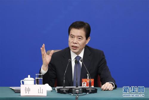 3月9日，十三届全国人大二次会议新闻中心举行记者会，邀请商务部部长钟山、副部长兼国际贸易谈判副代表王受文、副部长钱克明就“促进形成强大国内市场 推动全方位对外开放”相关问题回答中外记者的提问。这是钟山在回答记者提问。 新华社记者 沈伯韩 摄1