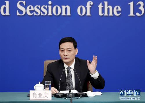肖亚庆在回答记者提问。 新华社记者 沈伯韩 摄
