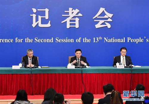 肖亚庆（中）在回答记者提问。 新华社记者 李然 摄