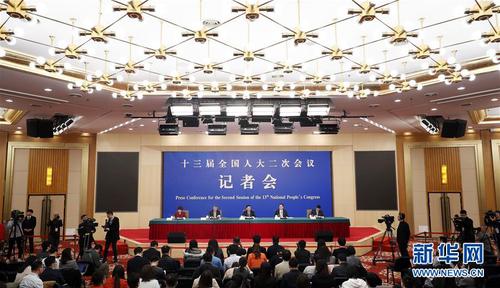 　　3月9日，十三届全国人大二次会议新闻中心举行记者会，邀请国务院国资委主任肖亚庆，副主任翁杰明，秘书长、新闻发言人彭华岗就“国有企业改革发展”相关问题回答中外记者提问。 新华社记者 沈伯韩 摄1