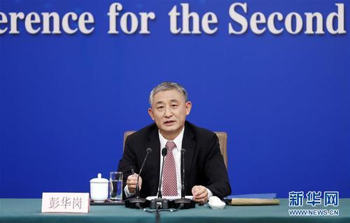 　　3月9日，十三届全国人大二次会议新闻中心举行记者会，邀请国务院国资委主任肖亚庆，副主任翁杰明，秘书长、新闻发言人彭华岗就“国有企业改革发展”相关问题回答中外记者提问。这是彭华岗在回答记者提问。 新华社记者 沈伯韩 摄