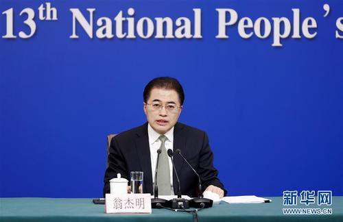 　　3月9日，十三届全国人大二次会议新闻中心举行记者会，邀请国务院国资委主任肖亚庆，副主任翁杰明，秘书长、新闻发言人彭华岗就“国有企业改革发展”相关问题回答中外记者提问。这是翁杰明在回答记者提问。 新华社记者 沈伯韩 摄