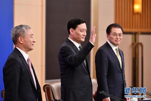 3月9日，十三届全国人大二次会议新闻中心举行记者会，邀请国务院国资委主任肖亚庆（中），副主任翁杰明（右），秘书长、新闻发言人彭华岗（左）就“国有企业改革发展”相关问题回答中外记者提问。 新华社记者 李然 摄