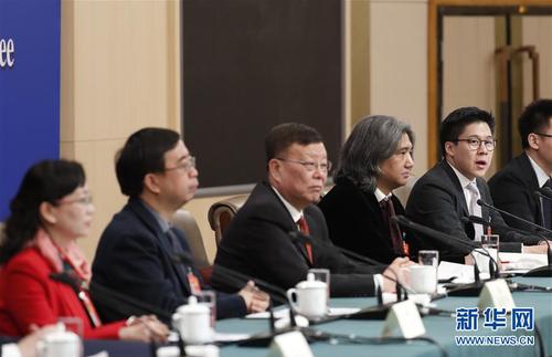 　　3月10日，全国政协十三届二次会议新闻中心举行记者会，邀请全国政协委员赖明（中）、吴为山（右二）、潘建伟（左二）、霍启刚（右一）、石红（左一）谈新时代政协履职。这是霍启刚在回答记者提问。 新华社记者 沈伯韩 摄