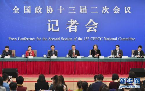 　　3月10日，全国政协十三届二次会议新闻中心举行记者会，邀请全国政协委员赖明、吴为山、潘建伟、霍启刚、石红谈新时代政协履职。 新华社记者 李然 摄