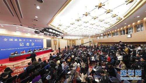 　　3月10日，全国政协十三届二次会议新闻中心举行记者会，邀请全国政协委员赖明、吴为山、潘建伟、霍启刚、石红谈新时代政协履职。 新华社记者 沈伯韩 摄