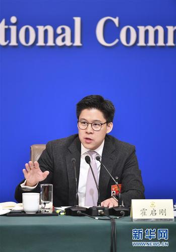 　　3月10日，全国政协十三届二次会议新闻中心举行记者会，邀请全国政协委员赖明、吴为山、潘建伟、霍启刚、石红谈新时代政协履职。这是霍启刚在回答记者提问。 新华社记者 李然 摄