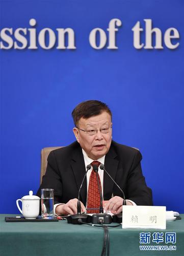 　　3月10日，全国政协十三届二次会议新闻中心举行记者会，邀请全国政协委员赖明、吴为山、潘建伟、霍启刚、石红谈新时代政协履职。这是赖明在回答记者提问。 新华社记者 李然 摄