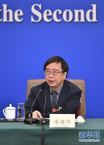 　　3月10日，全国政协十三届二次会议新闻中心举行记者会，邀请全国政协委员赖明、吴为山、潘建伟、霍启刚、石红谈新时代政协履职。这是潘建伟在回答记者提问。 新华社记者 李然 摄