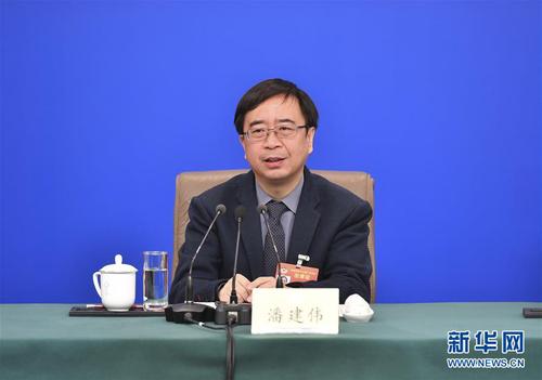 　　3月10日，全国政协十三届二次会议新闻中心举行记者会，邀请全国政协委员赖明、吴为山、潘建伟、霍启刚、石红谈新时代政协履职。这是潘建伟在回答记者提问。 新华社记者 李然 摄1