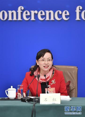 　　3月10日，全国政协十三届二次会议新闻中心举行记者会，邀请全国政协委员赖明、吴为山、潘建伟、霍启刚、石红谈新时代政协履职。这是石红在回答记者提问。 新华社记者 李然 摄