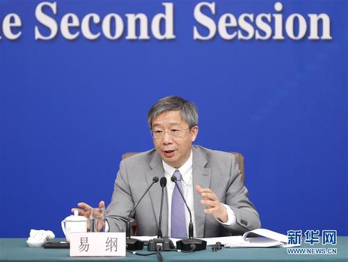 易纲在回答记者提问。 新华社记者 沈伯韩 摄