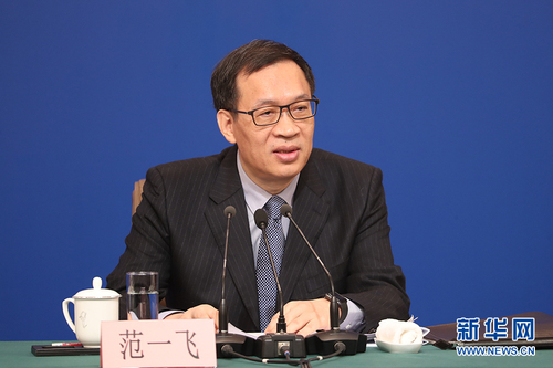 图为中国人民银行副行长范一飞回答记者提问。新华网 中国政府网 陈杰 摄