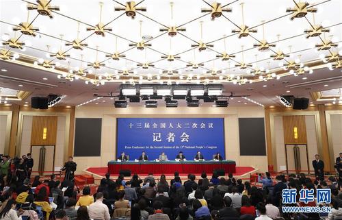 　　3月10日，十三届全国人大二次会议新闻中心举行记者会，邀请中国人民银行行长易纲，副行长陈雨露，副行长、国家外汇管理局局长潘功胜，副行长范一飞就“金融改革与发展”相关问题回答中外记者提问。 新华社记者 沈伯韩 摄1