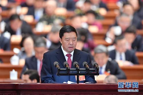 毛万春委员作大会发言。 新华社记者 殷博古 摄