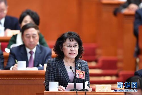 张海迪委员作大会发言。 新华社记者 殷博古 摄