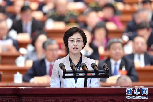 诺敏委员作大会发言。 新华社记者 殷博古 摄