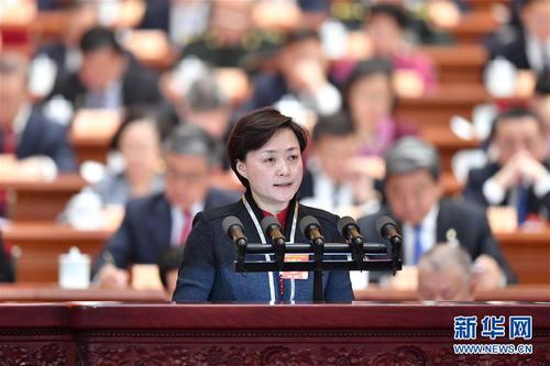 陈百灵委员作大会发言。 新华社记者 殷博古 摄