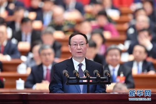 王一鸣委员作大会发言。 新华社记者 殷博古 摄
