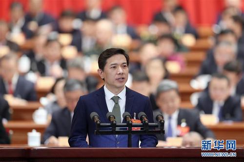 李彦宏委员作大会发言。 新华社记者 丁海涛 摄