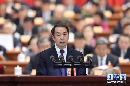 姚爱兴委员代表民进中央作大会发言。 新华社记者 丁海涛 摄
