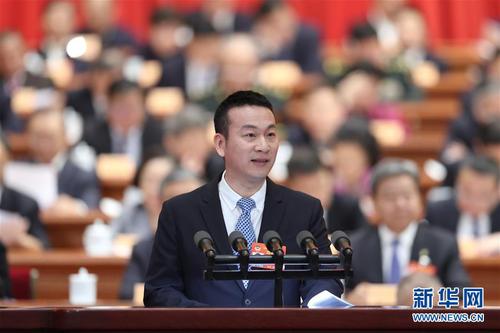 吕逸涛委员作大会发言。 新华社记者 丁海涛 摄